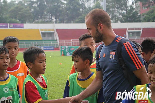 Julien Negri là chuyên gia đào tạo bóng đá trẻ Lyon Pháp đang làm việc với các em nhỏ TP.HCM. Ảnh: Đình Viên.
