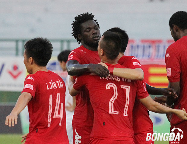 Tiền vệ Moses chia tay Bình Dương sẽ là cơ hội cho nhiều gương mặt trẻ của đội bóng chủ sân Gò Đậu. Ảnh: Đình Viên.