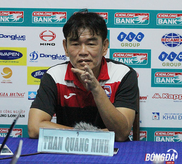 HLV Phan Thanh Hùng thừa nhận Than Quảng Ninh giành vé đi tiếp là do may mắn. Ảnh: Đình Viên.