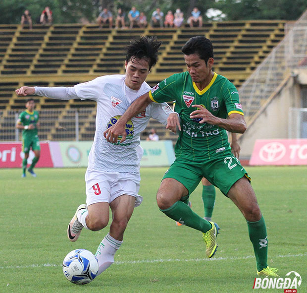 XSKT Cần Thơ xanh) đánh bại các cầu thủ HAGL 2-1. Ảnh: Đình Viên