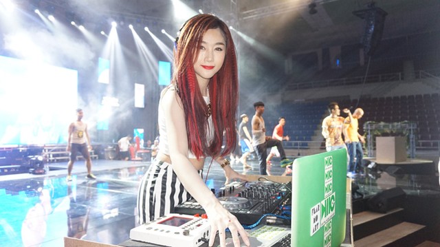 Quỳnh Nhi cực quyến rũ và nóng bỏng trong nghề DJ. Ảnh: Internet.