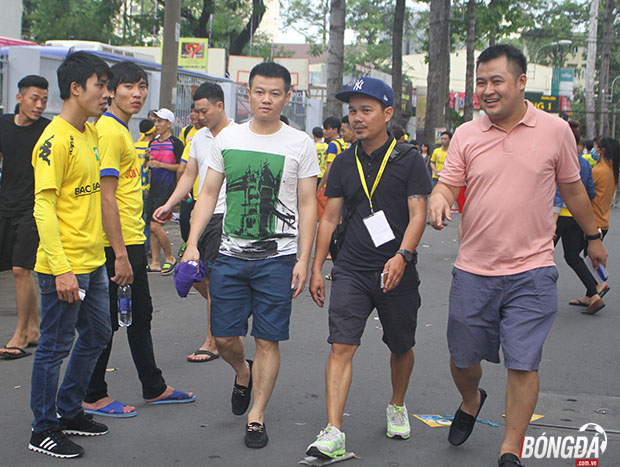 Nhận lời mời tham dự chương trình đặc biệt "Cùng Bóng Đá khám phá EURO" do báo Thể thao Việt Nam, BongDa.com.vn phối hợp tổ chức tối 10/07/2016 tại nhà thi đấu trường Đại học Tôn Đức Thắng. Vậy nên, vào buổi chiều cùng ngày, Văn Quyến đã có mặt trên sân Thống Nhất theo dõi trận đấu SLNA gặp chủ nhà CLB bóng đá Sài Gòn. Ảnh: Đình Viên.