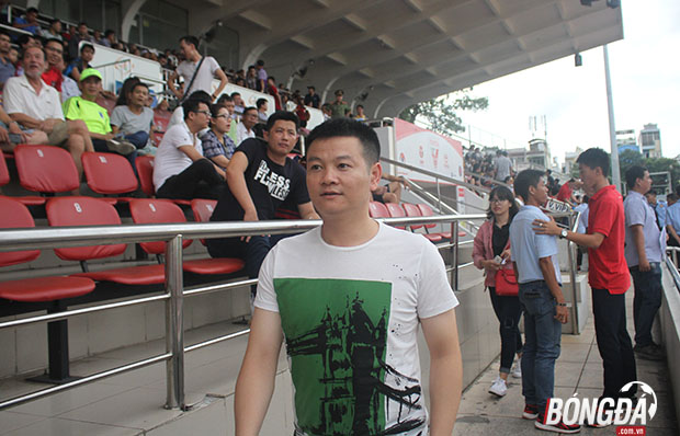 Trở lại sân Thống Nhất trong Văn Quyến mang rất nhiều bầu tâm trạng. Trước khi giải nghệ "thần đồng" bóng đá Việt Nam từng có khoảng thời gian khoác áo XM Xuân Thành, tham dự V-League. Ảnh: Đình Viên.