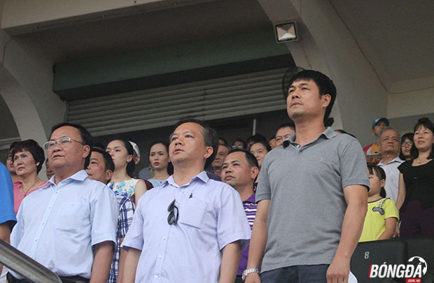 Trong trận đấu này trên khán đài sân Thống Nhất còn có sự góp mặt của HLV Nguyễn Hữu Thắng, cựu HLV SLNA nhưng hiện tại Hữu Thắng đang dẫn dắt ĐT Việt Nam. Ảnh: Đình Viên.