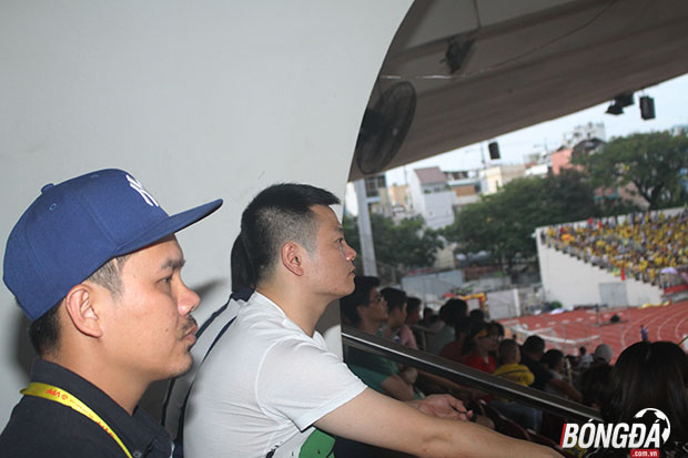 Tinh thần và khí thế của đội khách SLNA lên rất cao với hàng ngàn CĐV có mặt trên khán đài sân Thống Nhất. Văn Quyến chăm chú dõi theo những bước chạy của đàn em Phi Sơn, Ngọc Hải, Nguyên Mạnh. Ảnh: Đình Viên.