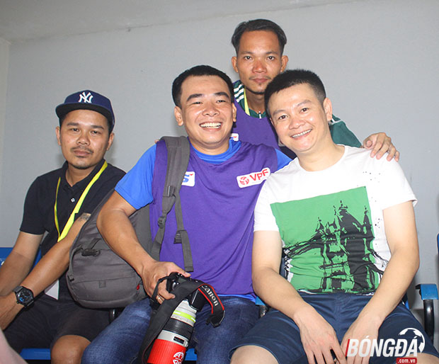 Sau khi hiệp một của trận đấu kết thúc, rất đông anh em phóng viên những người quen của Văn Quyến có mặt để chụp hình kỷ niệm nhân dịp Quyến "béo" có mặt trên sân Thống Nhất. Ảnh: Đình Viên.