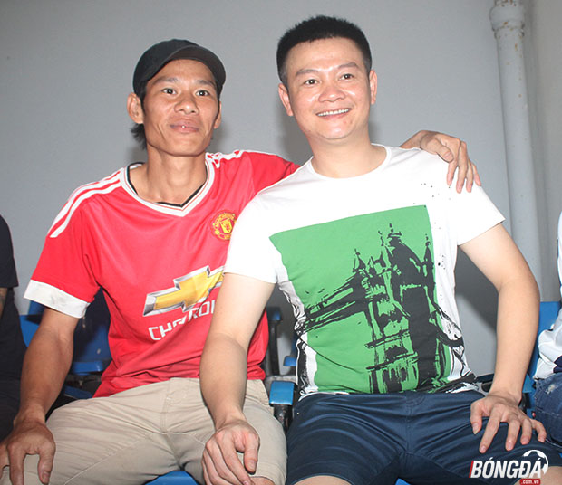 Một fan của MU cũng nhanh chóng tiến đến gần thần tượng của mình để lưu lại những kỷ niệm cùng "thần đồng" bóng đá Việt Nam. Ảnh: Đình Viên.