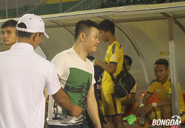 Nhìn thấy và thấu hiểu nỗi buồn thất bại của các đàn em, Văn Quyến đi đến từng cầu thủ một động viên bắt tay các cầu thủ SLNA. Ảnh: Đình Viên.