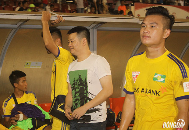 "Bóng đá phải có thắng, có thua, các em đã cố gắng hết mình tại may mắn không đứng về phía chúng ta, hãy cố gắng lên các chàng trai. Quên đi thất bại hôm nay và nghĩ đến những trận đấu tiếp theo," Văn Quyến chia sẻ với các cầu thủ SLNA. Ảnh: Đình Viên.