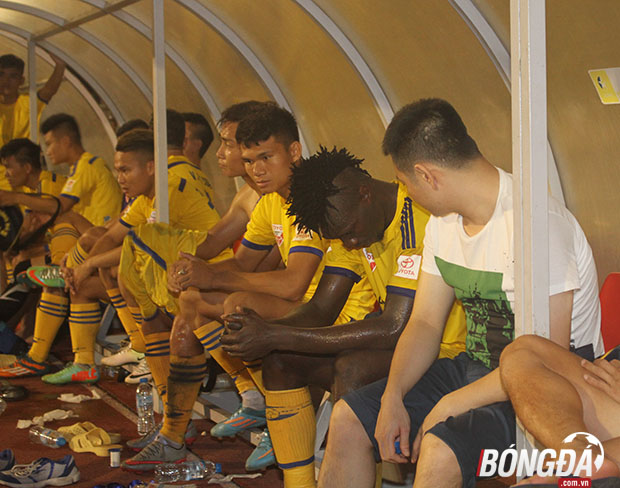 Nỗi buồn của các cầu xứ Nghệ sau trận đấu trên sân Thống Nhất. Ảnh: Đình Viên.