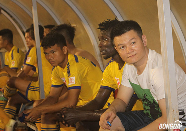 Ảnh bài viết Văn Quyến động viên đàn em sau khi SLNA thua CLB Sài Gòn