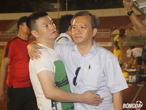 Quyến "béo" chia sẻ bằng cái ôm bắt tay chân tình với thành viên của CLB bóng đá SLNA sau trận đấu. Ảnh: Đình Viên.