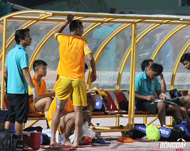 Rất nhiều lần cựu trung vệ ĐT Việt Nam đứng ngồi không in trên băng ghế ban huấn luyện FLC Thanh Hóa. Ảnh: Đình Viên.