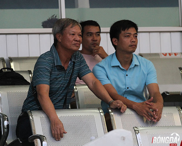 Khuôn mặt khá căng thẳng của ông Hải trên khán đài sân Long An khi FLC Thanh Hóa đánh mất thế trận vào tay đối phương. Ảnh: Đình Viên.