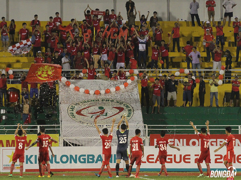Ảnh bài viết CLB bóng đá TP.HCM nâng Cúp vô địch trên sân Thống Nhất