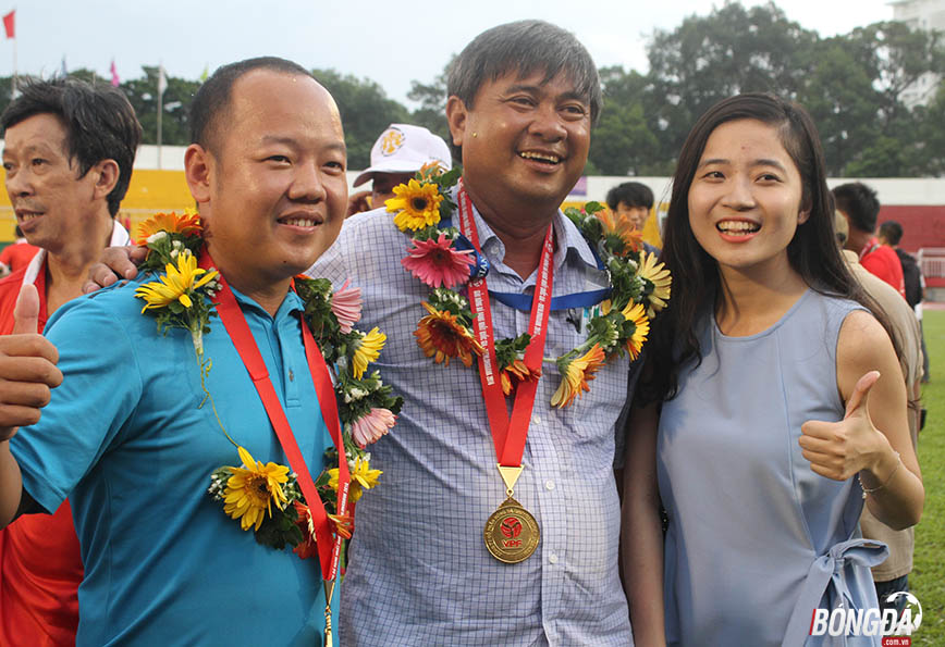 Trưởng đoàn Trần Đình Huấn cùng cháu gái của mình có ngày đáng nhớ khi cùng TP.HCM vô địch trên sân nhà. Ảnh: Đình Viên.