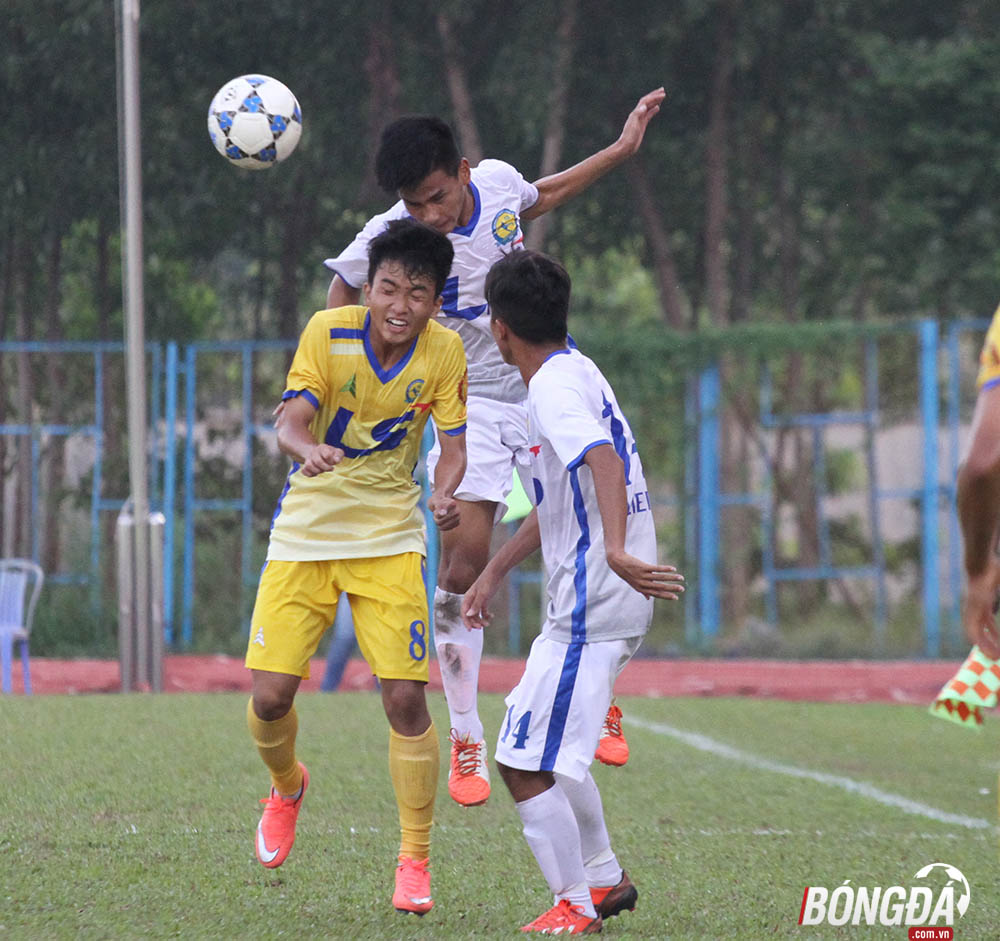 Trận bán kết 2, VCK U17 tranh Cup Thái Sơn Nam 2016 giữa Hà Nội T&T và Đồng Tháp diễn ra hấp dẫn ngay từ những phút đầu tiên của trận đấu so với trận bán kết trước đó giữa Viettel và PVF. Ảnh: Đình Viên.