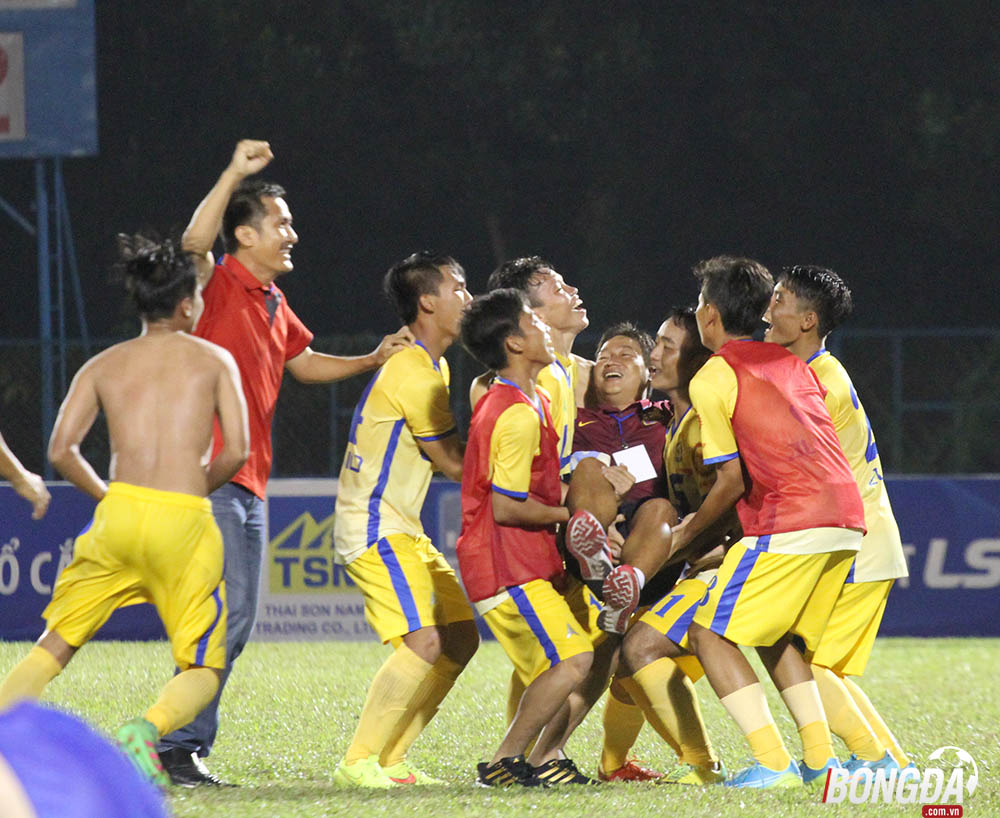 Trên chấm luân lưu 11m, U17 Đồng Tháp giành chiến thắng 4-2 để có mặt trận chung kết gặp U17 PVF. Ảnh: Đình Viên.