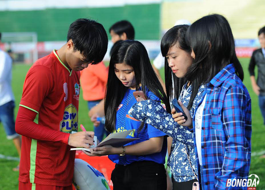 Sau buổi tập, một số fan của HAGL xuông sân xin chữ ký các cầu thủ đội khách. Sau khi Công Phượng, Tuấn Anh, Xuân Trường xuất ngoại, cái tên hot nhất bên phía đội bóng phố Núi vẫn là tiền đạo Nguyễn Văn Toàn. Ảnh: Minh Huyền.