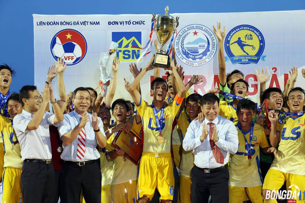 Đội 1 của bóng đá Đồng Tháp nhiều khả năng sẽ chia tay V-League 2016, xuống hạng mùa giải năm sau. Tuy nhiên với dàn cầu thủ  trẻ chất lượng như lứa U17 năm nay  sẽ lớp kế cận để bóng đá xứ Tháp Mười đầu tư làm lại để xứng đáng với chất lượng, hình ảnh của bóng đá Đồng Tháp nổi danh một thời. Ảnh: Đình Viên.