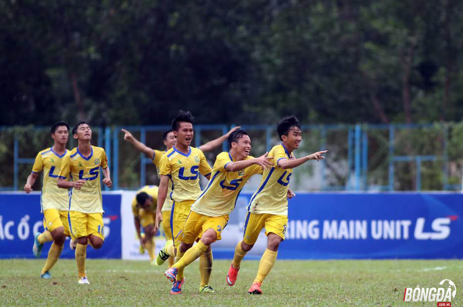 Sau khi kết thúc 90 phút trên sân Tây Ninh, các cầu thủ U17 Đồng Tháp đã giành chiến thắng với tỉ số 2-1 để đăng quang ngôi vô địch giải bóng đá U17 QG 2016. Ảnh: Đình Viên.