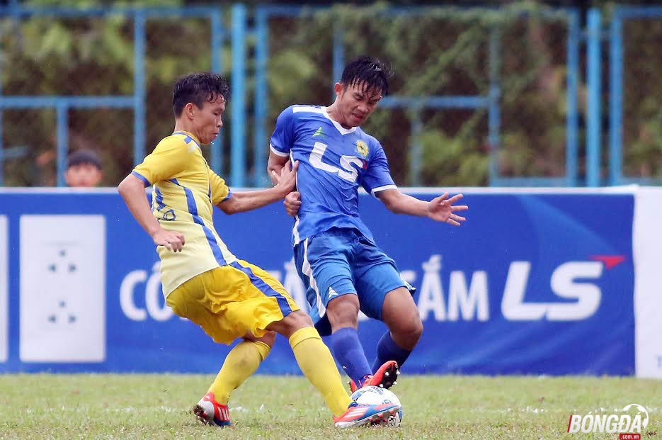 Trở lại với trận chung kết U17 QG 2016, cả PVF và Đồng Tháp chẳng lạ gì nhau, họ quá hiểu lối chơi của nhau ngay ở vòng loại của U17 năm nay. Vậy nên, sự kịch tính hấp dẫn đã diễn ra ngay sau tiếng còi khai cuộc. Những cơ hội liên tiếp được tạo ra về phía khung thành hai đội. Ảnh: Đình Viên.
