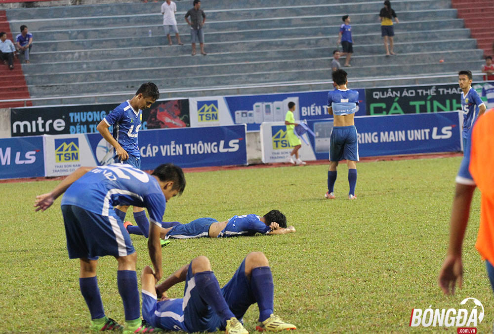 Ngay sau tiếng còi kết thúc trận đấu, những chàng trai U17 PVF đã gục ngã xuống sân, họ thi đấu không hề thua kém U17 Đồng Tháp, tuy nhiên may mắn đã không đứng về phía U17 PVF trong trận đấu cuối cùng của giải. Ảnh: Đình Viên.