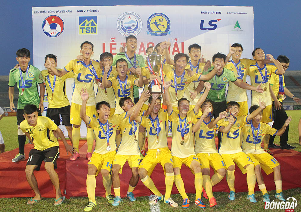 Giây phút các cầu thủ U17 Đồng Tháp tận hưởng niềm vui đăng quang ngôi vô địch VCK U17 QG - Cúp Thái Sơn Nam 2016. Ảnh: Đình Viên.