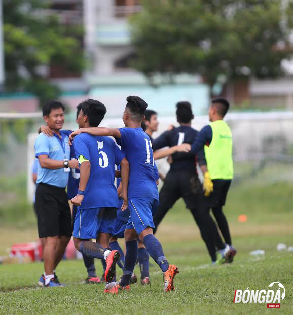 Niềm vui của thầy trò HLV Đinh Hồng Vinh khi vào chơi trận chung kết U15. Ảnh: Thái Sơn.