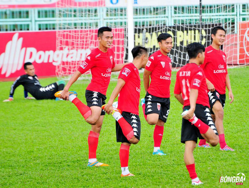Các cầu thủ Long An tập không có ngoại binh trên sân nhà. Ảnh: Tuấn Trần.