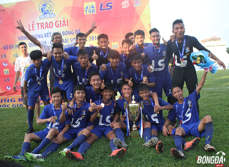 Ảnh bài viết Chùm ảnh: U15 HAGL vỡ òa niềm vui vô địch