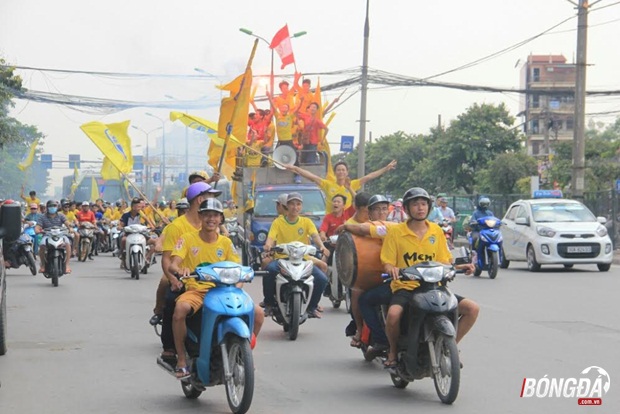 Ảnh bài viết CĐV Xứ Thanh, Hải Phòng "náo loạn" đường phố Hà thành