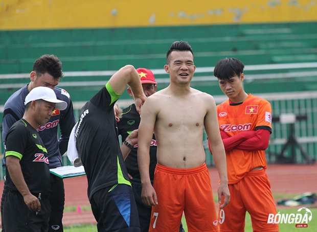 Một trong số đó là tiền vệ Ngô Hoàng Thịnh, cầu thủ đang khoác áo FLC Thanh Hóa không thể nhịn được cười khi được HLV thể lực Martin Koskel đo cơ và độ chuẩn của cơ thể với một cầu thủ. Ảnh: Phương Nam.