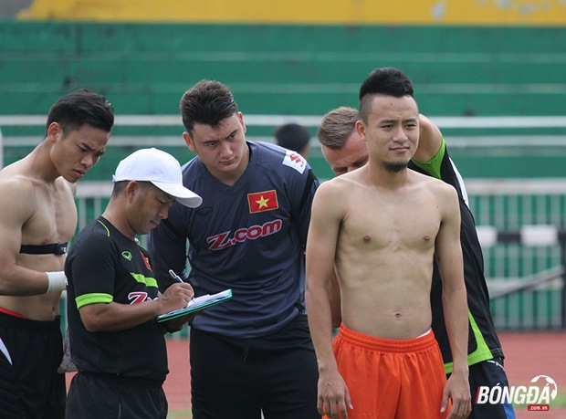 Tiền vệ Huy Toàn, người có sức bền và tốc độ bậc nhất của ĐT Việt Nam trong buổi kiểm tra thể lực sáng nay có khung người khá chuẩn, anh hoàn toàn tự tin trước ống kính của phóng viên. Ảnh: Phương Nam.