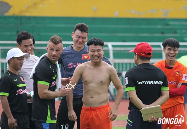 Nụ cười khá hài hước của tiền vệ Trần Phi Sơn khi được HLV thể lực người Đức đo độ chuẩn của cơ thể, đo các cơ cần thiết trước cuộc kiểm tra thể lực. Ảnh: Phương Nam.