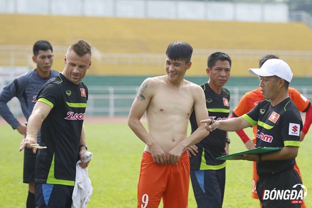 Ảnh bài viết Cười "không nhặt được răng" với màn khoe cơ bụng 6 múi của ĐT Việt Nam