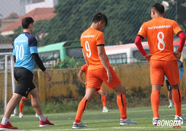 Ở buổi tập sáng nay thầy trò HLV Nguyễn Hữu Thắng chỉ tập nhẹ màn hồi phục thể lực. Bài tập kéo dài hơn 30 phút dưới sự dẫn dắt của HLV thể lực người Đức. Công Vinh và các đồng đội chăm chú thực hiện các động tác. Ảnh: Đình Viên.