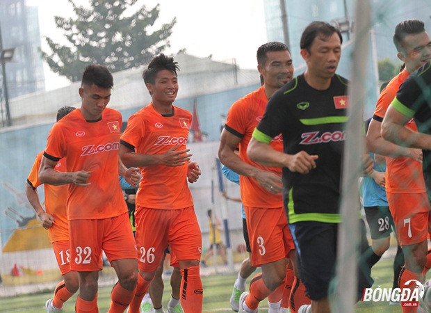 Sau khi trung vệ Quế Ngọc Hải chấn thương, HLV Hữu Thắng đã gọi thêm hai trung vệ khác là Bùi Tiến Dũng (Viettel) trước đó là Quang Huy (Hải Phòng). Nếu Ngọc Hải không thể bình phục và kịp lấy lại phong độ, Tiến Dũng, Quang Huy sẽ là hai mắt xích mà Hữu Thắng tính đến nơi hàng thủ. Ảnh: Đình Viên.