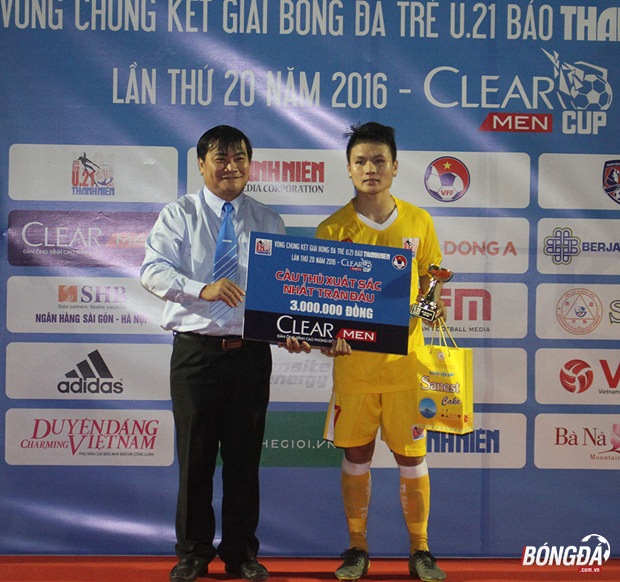 Sau trận đấu tiền về Quang Hải là người nhận giải thưởng cầu thủ xuất sắc nhất trận đấu. Ảnh: Đình Viên.