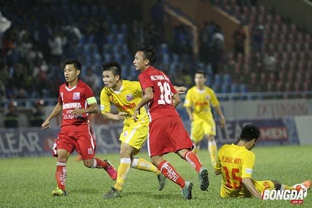 Tuy nhiên, bước sang hiệp hai U21 Hà Nội T&T (vàng) đã thi đấu thuyết phục hơn đặc biệt là tiền vệ vừa được tăng cường từ U19 Việt Nam, Nguyễn Quang Hải. Tiền vệ mang áo số 7 có bàn thắng cực đẹp san bằng cách biệt 1-1. Ảnh: Đình Viên.