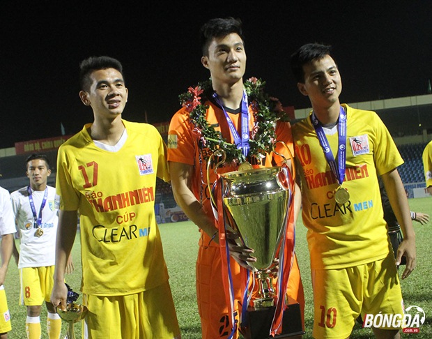 Văn Kiên (17), Hữu Sơn (10), Văn Hoàng (TM) tận hưởng niềm vui khi đội nhà lên ngôi vô địch. Ảnh: Đình Viên.