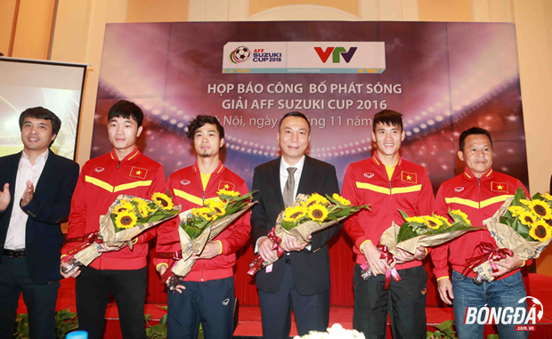 Các học trò HLV Hữu Thắng dự buổi lễ công bố bản quyền truyền hình AFF Suzuki Cup 2016 tại Hà Nội. Ảnh: Thanh Chương.