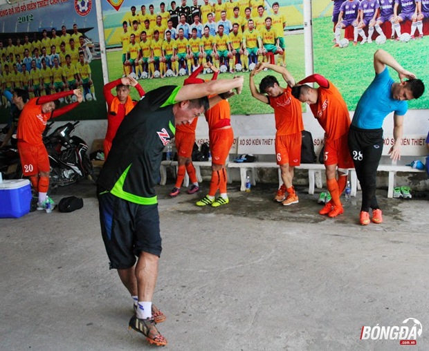 Do thời tiết khí hậu nắng nóng miền Tây, vậy nên khi căng cơ kết thúc buổi tập, trợ lý của HLV Hữu Thắng yêu cầu các cầu thủ vào đường hầm căng cơ tránh nắng. Ảnh: Minh Trung.