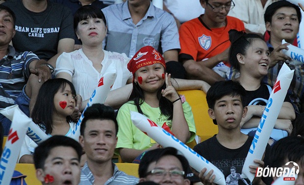Từ người lớn đến trẻ em đều đến sân cổ vũ cho ĐT Việt Nam, một không khí hết sức tuyệt vời. Ảnh: Đình Viên.