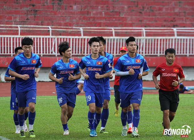 Ngay sau khi về lại TP.HCM sau trận giao hữu với CLB Avispa Fukuoka, thầy trò HLV Hữu Thắng đã có buổi tập trở lại trên sân Thống Nhất vào buổi chiều ngày 13/11. Ảnh: Đình Viên.