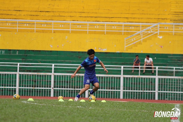 Trước đó ở trận đấu gặp Avispa Fukuoka FC trên sân Cần Thơ, đã có thông tin cho rằng Công Phương chơi cá nhân khi không chuyền bóng cho đồng đội. Tuy nhiên, HLV Hữu Thắng đã khẳng định tiền đạo cần có cá tính và tạo nên sự khác biệt để giải quyết trận đấu. Ảnh: Đình Viên.