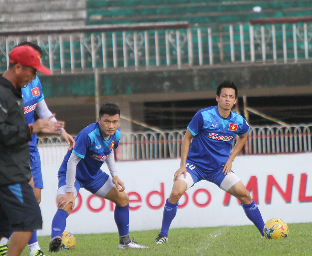 Văn Quyết và các đồng đội sẽ quyết tâm thi đấu với 200% tinh thần sức lực để không phụ lòng người hâm mộ bóng đá Việt Nam. Ảnh: Đình Viên.