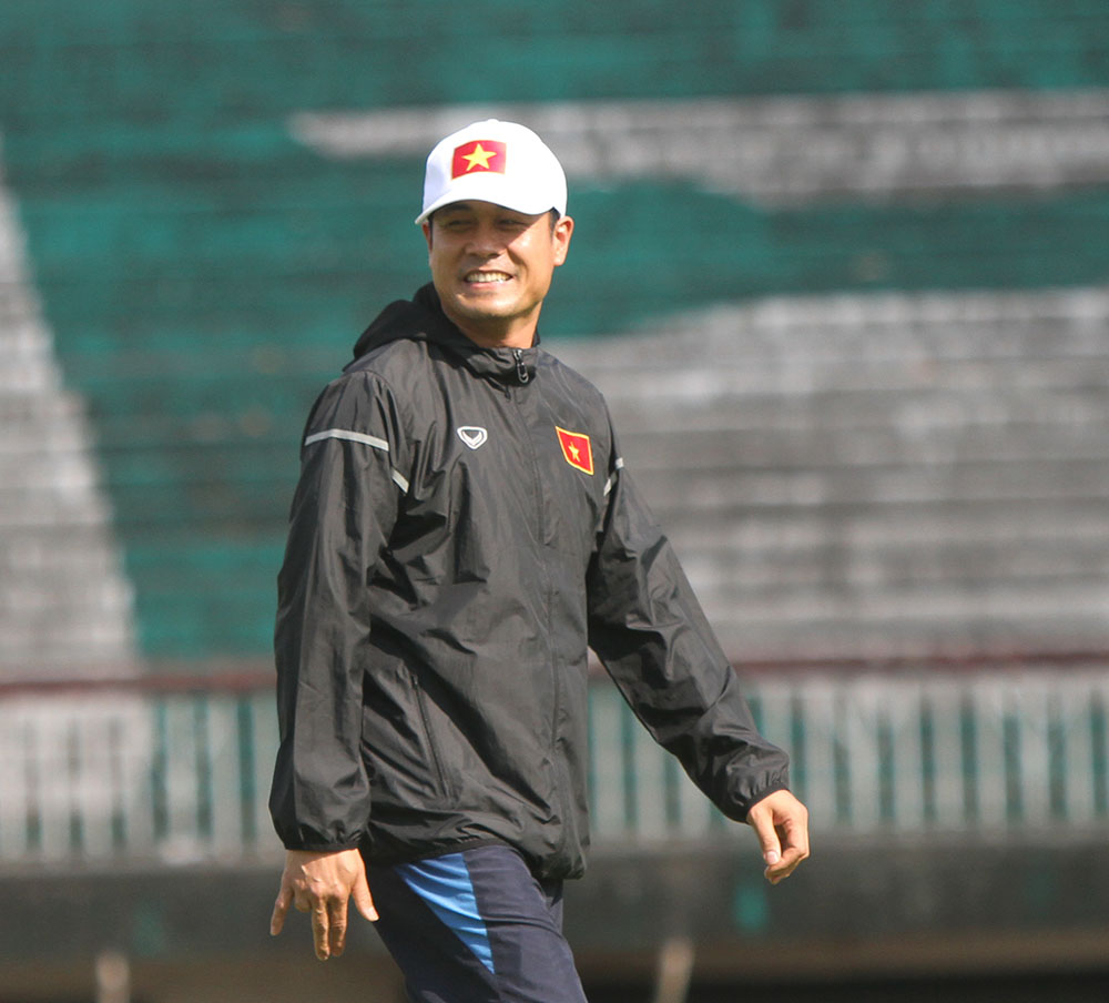 HLV Hữu Thắng tin tưởng ĐT Việt Nam sẽ có kết quả tốt trước Myanmar vào chiều mai. Ảnh: Đình Viên.