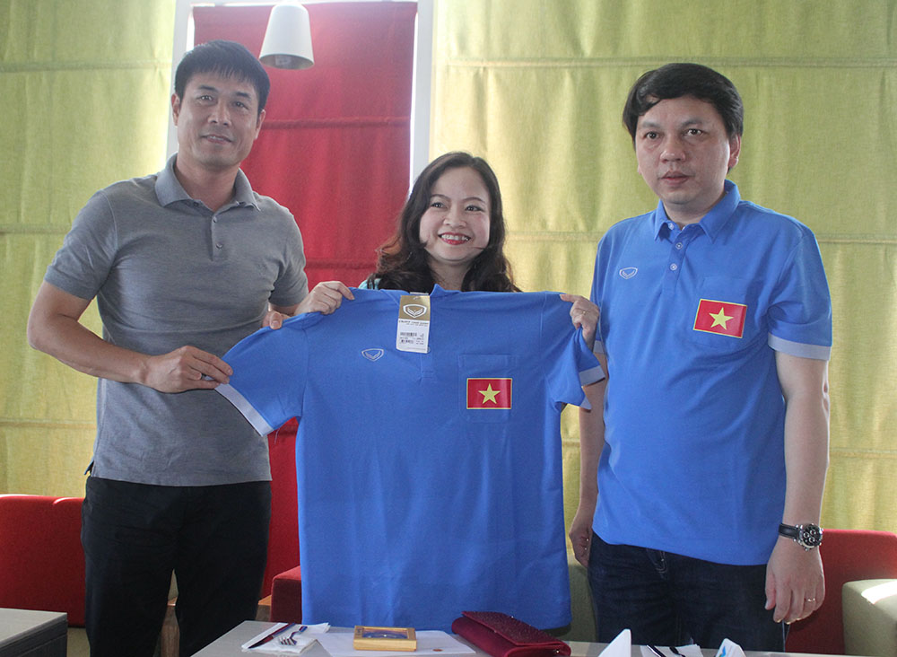 Ảnh bài viết Đại sứ quán Việt Nam tại Myanmar thăm tặng quà cầu thủ Việt Nam