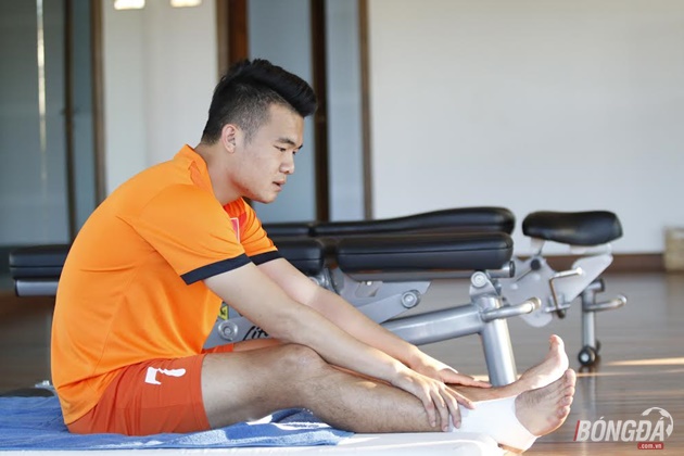 Rất nhiều người lo lắng cho chấn thương của Hoàng Thịnh trước trận bán kết lượt đi gặp Indonesia. Ảnh: Đình Viên.